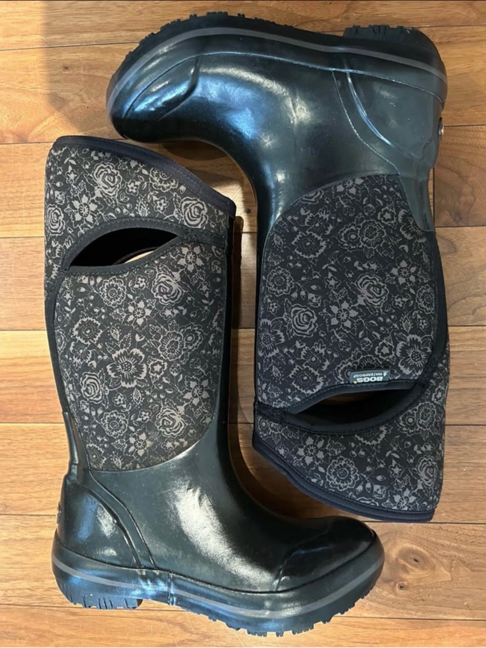 NWOT BOGS Women's Black Floral Waterproof Winter Boots Size 6